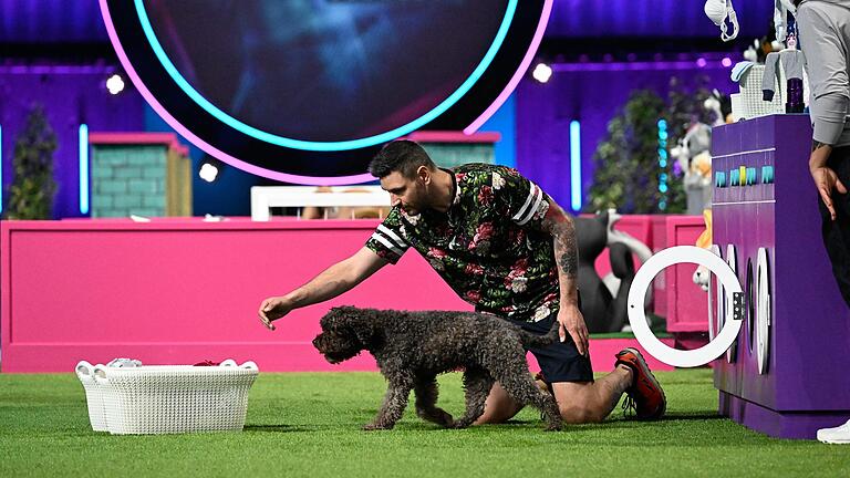 Der Ostheimer Alexander Trost mit seinem Lagotto Romagnolo 'Abbey Road' in der Vorrunde der RTL-TV-Show 'Top Dog Germany'.