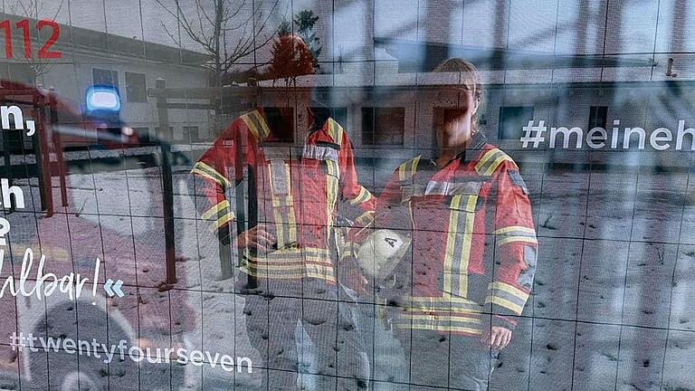 Vandalismus: das Werbebanner des Landesfeuerwehrverbands Bayern in Kleinrinderfeld. Anfang Dezember wurden die Gesichter mit Farbe beschmiert, nur wenige Tage nachdem das Banner aufgehängt worden war. Vandalismus: das Werbebanner des Landesfeuerwehrverbands Bayern in Kleinrinderfeld. Anfang Dezember wurden die Gesichter mit Farbe beschmiert, nur wenige Tage nachdem das Banner aufgehängt worden war.