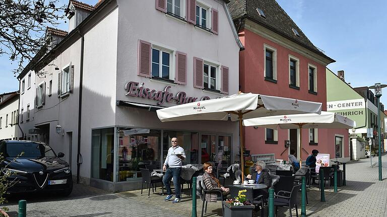 Früher noch in der Schweinfurter Straße 21, heute ein paar Häuser weiter: 2001 hat sich das Eiscafé Dolomit in Gochsheim vergrößert, hat seitdem auch eine Terrasse.