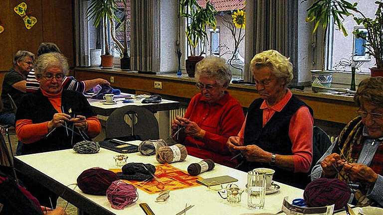 Konzentriertes Arbeiten: Erst wird sorgfältig gestrickt, dann gehören zum gemütlichen Beisammensein auch eine Tasse Kaffee und leckerer Kuchen dazu. Konzentriertes Arbeiten: Erst wird sorgfältig gestrickt, dann gehören zum gemütlichen Beisammensein auch eine Tasse Kaffee und leckerer Kuchen dazu.