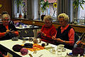 Konzentriertes Arbeiten: Erst wird sorgfältig gestrickt, dann gehören zum gemütlichen Beisammensein auch eine Tasse Kaffee und leckerer Kuchen dazu.