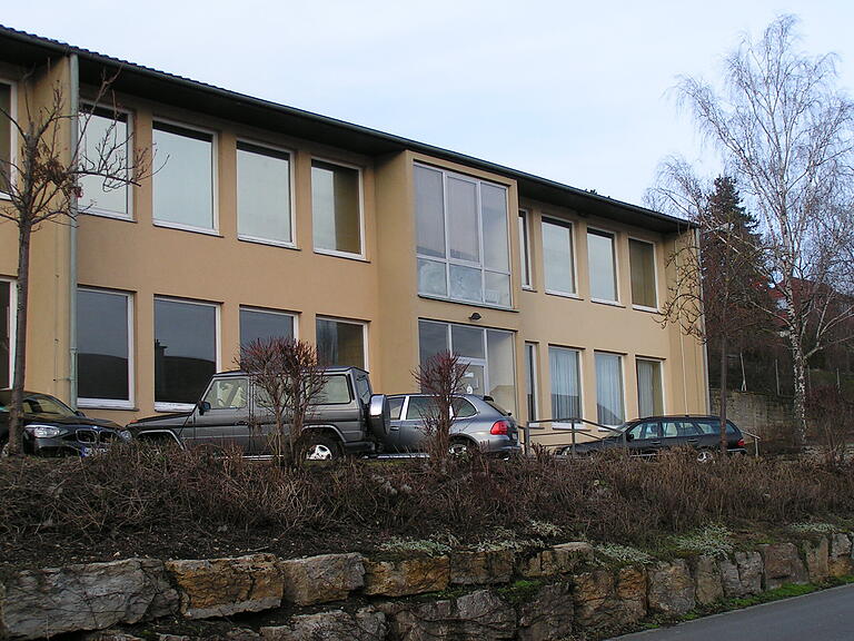 Während der Sanierung erhält der Frickenhäuser Kindergarten ein Übergangsquartier im ehemaligen Grundschulgebäude, das derzeit für diesen Zweck ertüchtigt wird. Während der Sanierung erhält der Frickenhäuser Kindergarten ein Übergangsquartier im ehemaligen Grundschulgebäude, das derzeit für diesen Zweck ertüchtigt wird.
