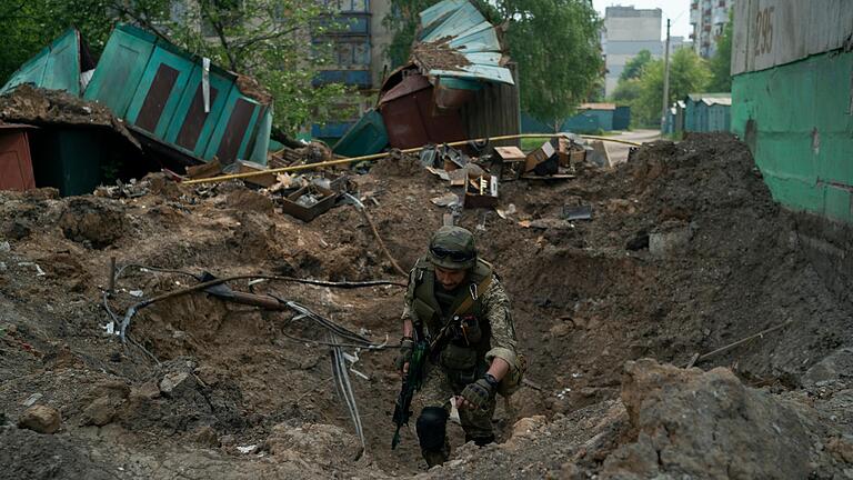 Bei einem Raketeneinschlag in der Ost-Ukraine wurde jetzt eine Gipsplattenfabrik des unterfränkischen Knauf-Konzerns beschädigt. Das Bild zeigt einen Polizisten nach einem Raketenangriff vor wenigen Tagen in der nahen Stadt Luhansk.