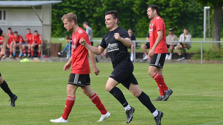 Am vorletzten Spieltag der vergangenen Landesliga-Saison jubelte die DJK Schwebenried/Schwemmelsbach (Mitte Marcel Kühlinger) über einen 3:0-Sieg im Heimspiel gegen die FT Schweinfurt. Am ersten Spieltag der Saison 2023/24 treffen beide Teams erneut aufeinander. Am vorletzten Spieltag der vergangenen Landesliga-Saison jubelte die DJK Schwebenried/Schwemmelsbach (Mitte Marcel Kühlinger) über einen 3:0-Sieg im Heimspiel gegen die FT Schweinfurt. Am ersten Spieltag der Saison 2023/24 treffen beide Teams erneut aufeinander.