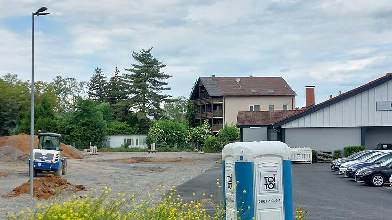 Hinter dem Gebrauchtwarengelände des Autohaus Hettinger in der Würzburger Straße in Marktheidenfeld wird der asphaltierte Abstellplatz für Autos erweitert. Hinter dem Gebrauchtwarengelände des Autohaus Hettinger in der Würzburger Straße in Marktheidenfeld wird der asphaltierte Abstellplatz für Autos erweitert.