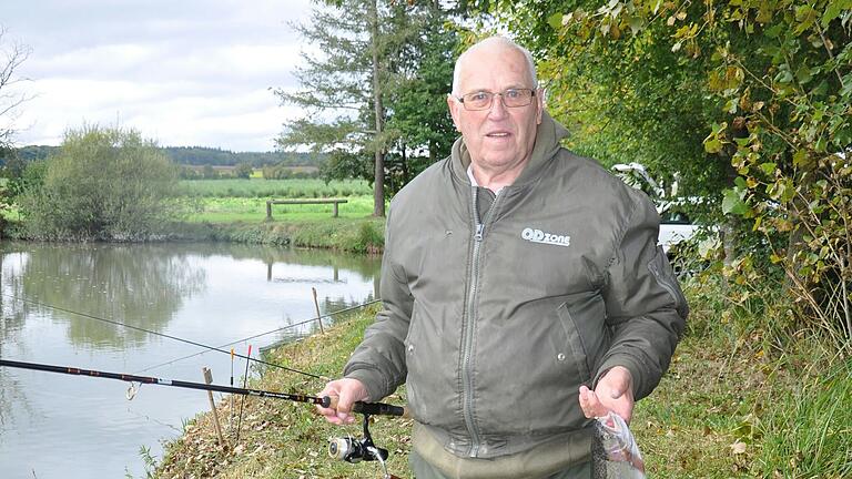 Es war schon ein recht großer Fisch, den Günther Neubauer aus dem Gernacher See angelte - aber dass er mit diesem Fang Anglerkönig werden würde, stand zum Zeitpunkt, als diese Aufnahme gemacht wurde, noch nicht fest. Es war schon ein recht großer Fisch, den Günther Neubauer aus dem Gernacher See angelte - aber dass er mit diesem Fang Anglerkönig werden würde, stand zum Zeitpunkt, als diese Aufnahme gemacht wurde, noch nicht fest.