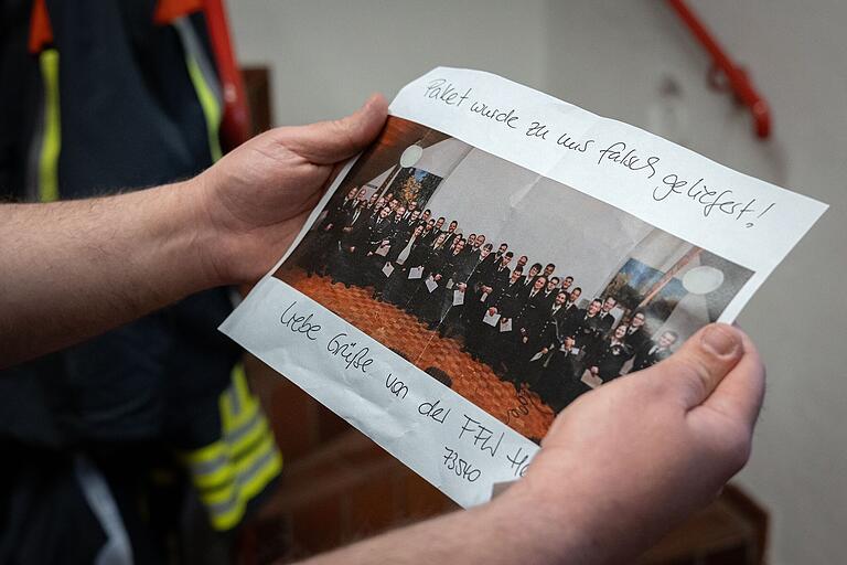 Gruß von der Feuerwehr Heubach an die Feuerwehr Heubach: Ein Paket der unterfränkischen Heubacher ist aus Versehen ins baden-württembergische Heubach geliefert worden. Gruß von der Feuerwehr Heubach an die Feuerwehr Heubach: Ein Paket der unterfränkischen Heubacher ist aus Versehen ins baden-württembergische Heubach geliefert worden.