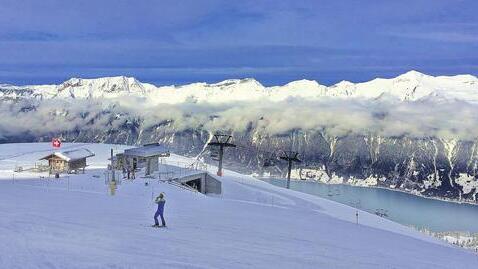 Wer in der Schweiz viel bezahlt, bekommt auch viel: Blick vom Skigebiet Brienz-Axalp auf den Brienzer See.