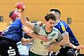 Felix Jaeger (Mitte) von der DJK Rimpar Wölfe setzt sich hier im Angriff gegen zwei Verteidiger durch. Die Rimparer verloren am letzten Spieltag in der Zweiten Handball-Bundesliga mit 23:29 gegen den ThSV Eisenach.