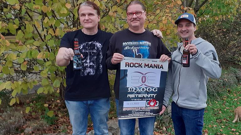 Matthias Schenk, Sänger von Sons of Eternity, Stefan Belik und der dritte Vorsitzende vom SV Willanzheim Manuel Stöcker freuen sich auf die Rockmania am 12. November im Sportheim Willanzheim. Matthias Schenk, Sänger von Sons of Eternity, Stefan Belik und der dritte Vorsitzende vom SV Willanzheim Manuel Stöcker freuen sich auf die Rockmania am 12. November im Sportheim Willanzheim.