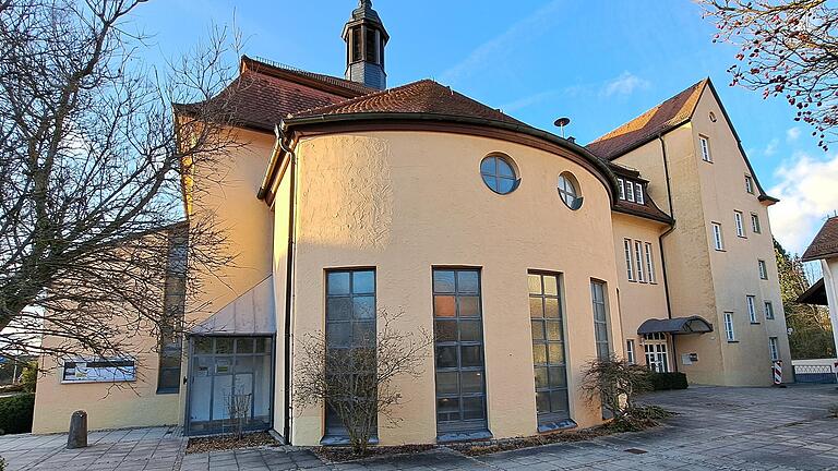 Im Bildvordergrund ist die Klosterkirche zu sehen. Dahinter fügt sich das 1989 entstandene Pfarrzentrum an.&nbsp;