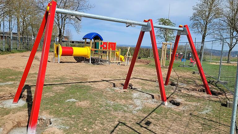 Mit Hilfe der Eltern in Eigenleistung wurden diese neuen Spielgeräte auf dem Spielplatz beim Sportplatz in Hohenroth aufgestellt. Mit Hilfe der Eltern in Eigenleistung wurden diese neuen Spielgeräte auf dem Spielplatz beim Sportplatz in Hohenroth aufgestellt.