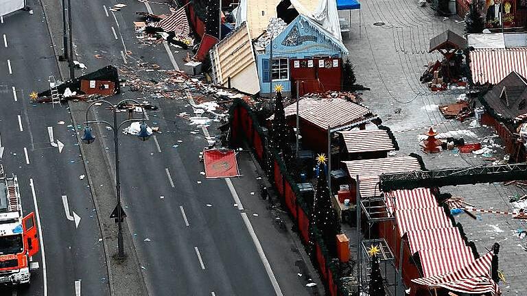 GERMANY-ATTACK-MARKET       -  Am Tag nach dem Terror: Das Bild von oben zeigt die Verwüstungen auf dem Weihnachtsmarkt.