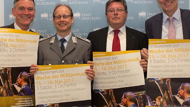 Freuen sich auf die Woche der Militärmusik: (von links) Volkachs Bürgermeister Peter Kornell, Oberstleutnant Christian Blüggel, Würzburgs Bürgermeister Adolf Bauer und Veitshöchheims Bürgermeister Jürgen Götz.