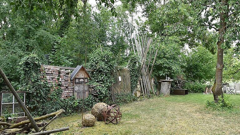 Begegnungen von Holz, Stein, Metall und Natur. Wie zufällig sind verschiedene Formen und Handwerkstechniken aneinandergereiht. Hier wurden zum Beispiel auch schon Taufen durchgeführt. Begegnungen von Holz, Stein, Metall und Natur. Wie zufällig sind verschiedene Formen und Handwerkstechniken aneinandergereiht. Hier wurden zum Beispiel auch schon Taufen durchgeführt.