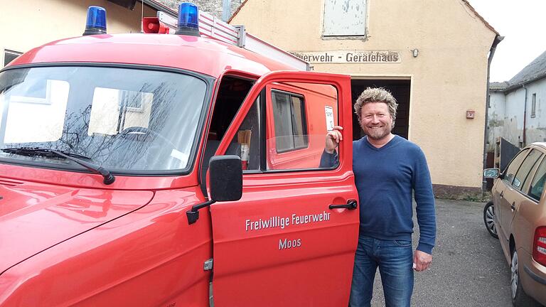 Armin Gardill mit dem Mooser Feuerwehrauto, einem alten Ford Transit.