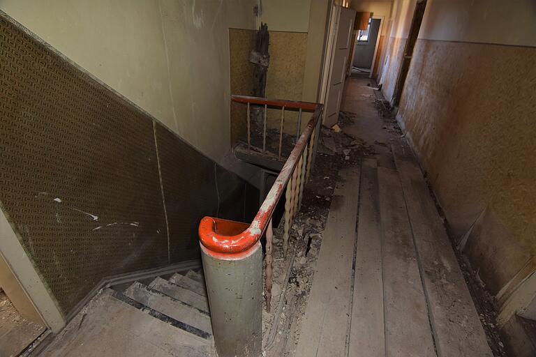 Eine Holztreppe führt ins Obergeschoss. Eine Holztreppe führt ins Obergeschoss.