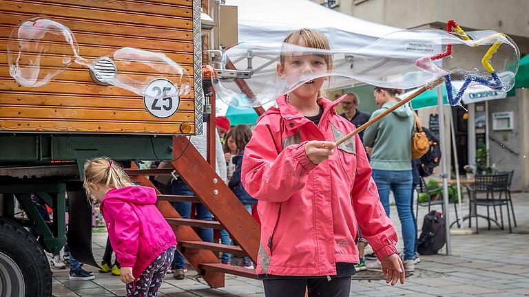 Kinder kamen beim Ochsenfest besonders auf ihre Kosten, etwa am Zirkuswagen in der oberen Altstadt.