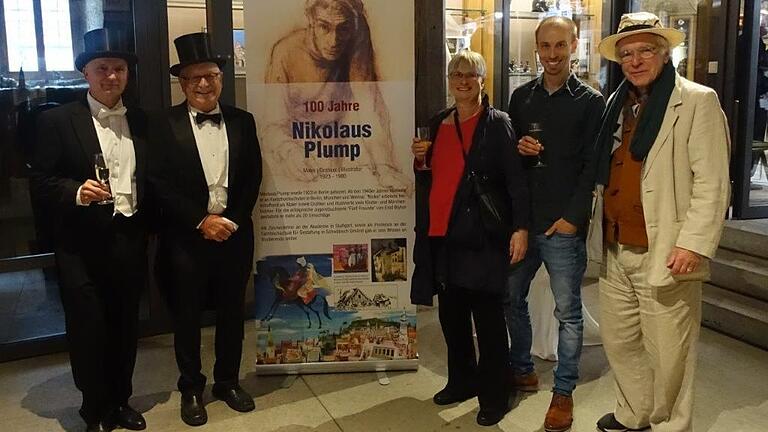 Bei der Vernissage zur Plum-Ausstellung (von links): Bürgermeister Wilfried Saak, Siegbert Fuchs vom Bürgerverein, Cordula und Pascal Hauser, Tochter und Enkel Nikolaus Plumps sowie Alfred Bast, ehemaliger Schüler des Künstlers.