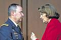 Überprüfung angekündigt: Dianne Feinstein, Vorsitzende des Geheimdienstausschusses im US-Senat, im Gespräch mit NSA-Chef Keith Alexander.