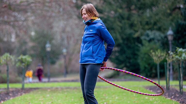Regine Tellinghuisen praktiziert seit zehn Jahren Hula Hoop. Regine Tellinghuisen praktiziert seit zehn Jahren Hula Hoop. 