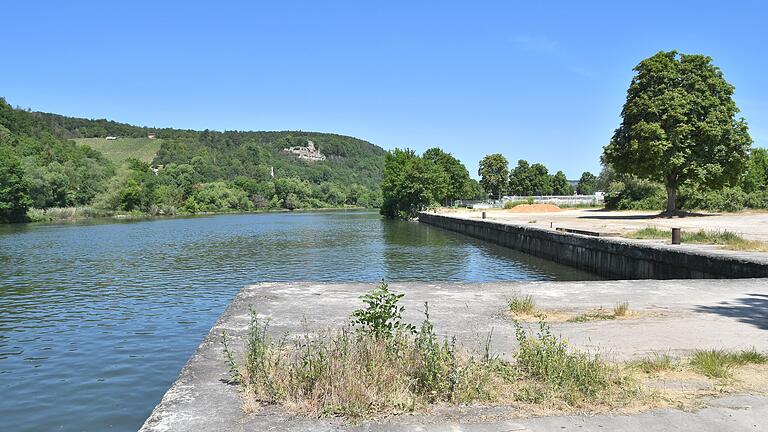 An der alten Anlegestelle des Zementwerks Schwenk deutet am Montagmittag nichts mehr auf den Nothalt des havarierten Kreuzfahrtschiffes hin.