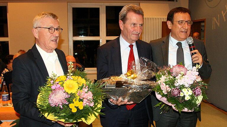 Der Baden-Württembergische Ministerpräsident a.D. und Ex-EU-Kommissar Günther Oettinger (Mitte) gemeinsam mit Landtagsvizepräsident Professor Wolfgang Reinhart (rechts) und dem Vorsitzenden des CDU-Ortsverbands Hundheim/Steinbach, Kurt Segner.