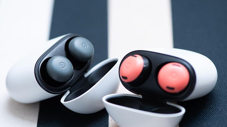 Google Pixel Buds Pro 2 (l) und Google Pixel Buds       -  Links neu, rechts nicht mehr ganz so neu: Die Pixel Buds Pro 2 von Google.