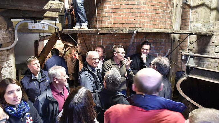Die Kommunalbrauer des Landkreises trafen sich im Königsberger Stadtteil Junkersdorf. Das Junkersdorfer Brauhaus wurde unter Führung von Braumeister Michael Schad (Bild Mitte) besichtigt.