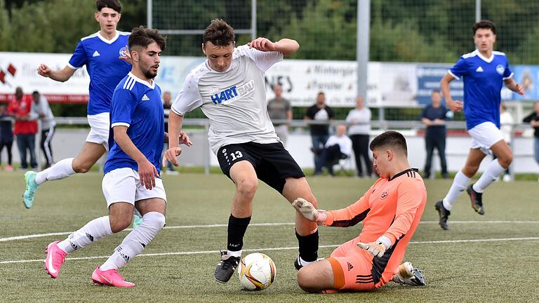 Gegen den SGV Nürnberg-Fürth gelang der Sander U 17 ein perfekter Saisonstart. Hier versucht Sands Luca Fischer (Mitte) an Gäste-Keeper Seyfettin Simitci vorbeizukommen.&nbsp;