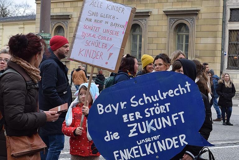 Seit Januar demonstriert Susanne Kraut monatlich in München -&nbsp; am 22. Juli steht sie auch in Karlstadt auf dem Markplatz, um für ihre Forderungen zu kämpfen.&nbsp;