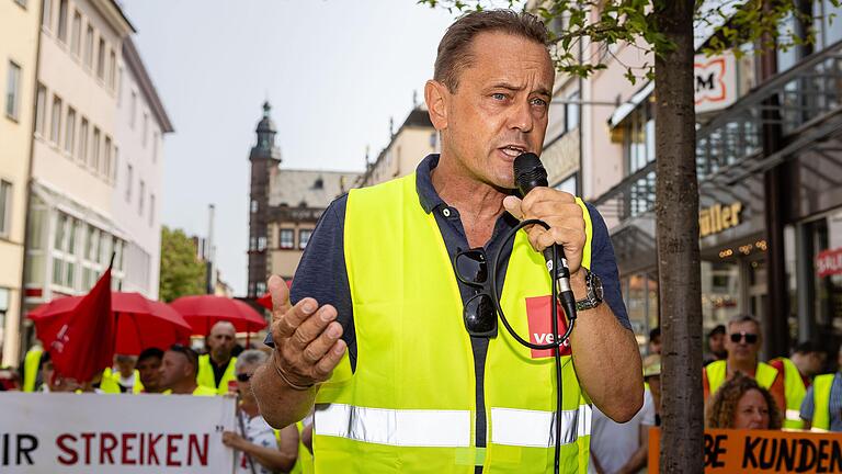 Fordert seit Wochen den Edeka-Konzern heraus: Peter König, Verdi-Gewerkschaftssekretär, bei einer der zahlreichen Streikaktion des Groß- und Einzelhandels in Schweinfurt im Juli 2023.