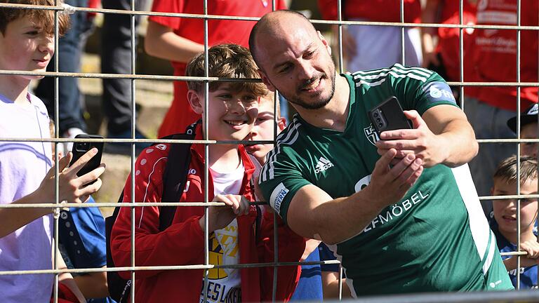 Ein Herz für Kinder: Nach seinem Treffer zum 2:2-Endstand ließ sich FC-05-Stürmer Adam Jabiri zum ein oder anderen Selfie mit jungen Schweinfurter Fans überreden.