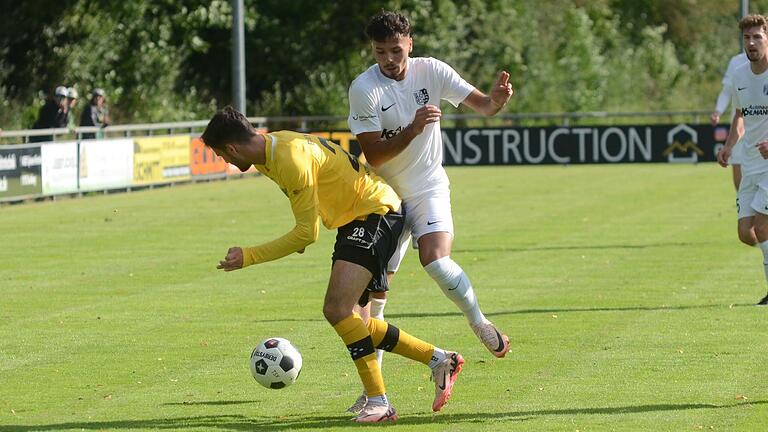 Kein Durchkommen: Der Hofer Marian Schubert (links) stoppt Fabio Tudor vom TSV Karlburg.