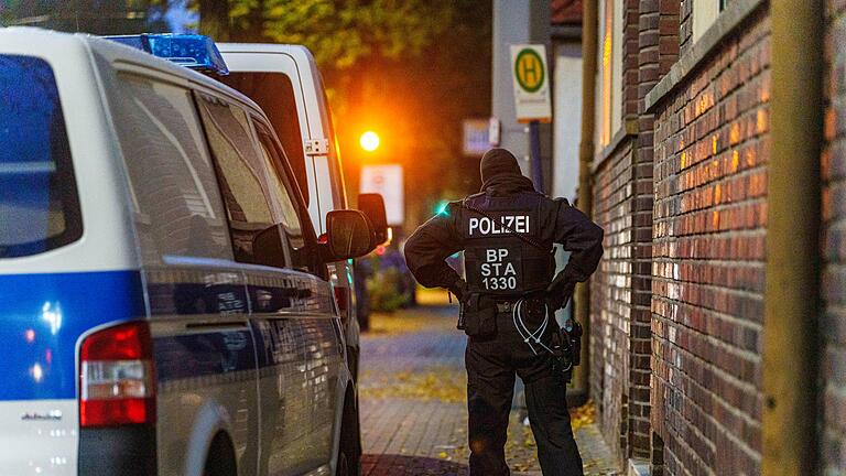 Razzia wegen Schleuserkriminalität. - Insgesamt sieben Menschen soll die Schleusergruppe umfassen, gegen vier Personen liegen Haftbefehle vor. Razzia wegen Schleuserkriminalität. - Insgesamt sieben Menschen soll die Schleusergruppe umfassen, gegen vier Personen liegen Haftbefehle vor.
