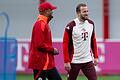 Training FC Bayern München       -  Gut gelaunt beim Training: Trainer Vincent Kompany (l) und Torjäger Harry Kane.