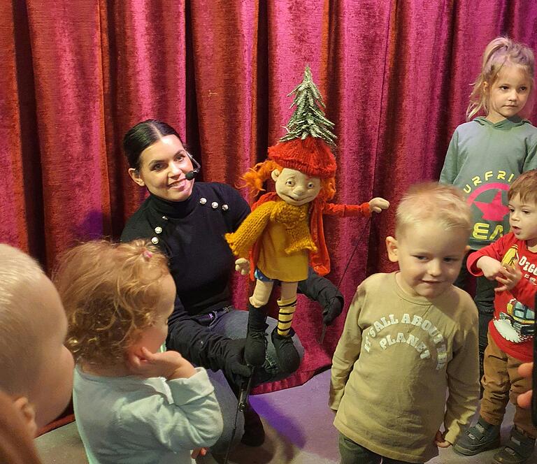 Am Ende des Theaterstücks war es allen Kindern möglich, mit der Puppenfigur von Pippi Langstrumpf ein Erinnerungsfoto zu machen. Am Ende des Theaterstücks war es allen Kindern möglich, mit der Puppenfigur von Pippi Langstrumpf ein Erinnerungsfoto zu machen.