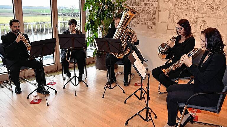 Mit der &bdquo;Amtsgerichtspolka&ldquo; von Raimund Rosenberger machte das Bläserquintett &bdquo;X-Brass&ldquo; die Einführung von Holger Ebert als neuem Direktor des Amtsgerichts Haßfurt unvergesslich.