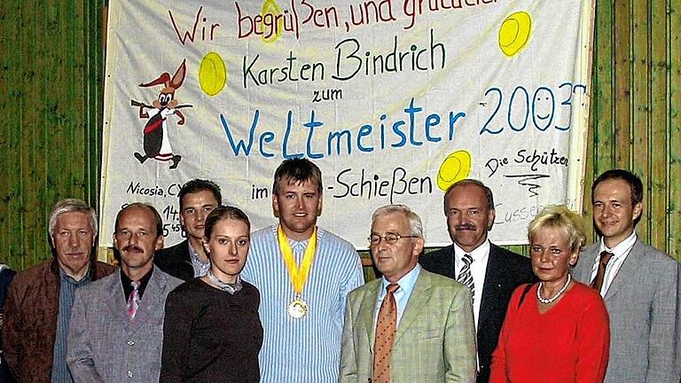 FE Weltmeister - Karsten Bindrich (Fünfter von rechts, links daneben seine Frau Diana) wird nach dem Gewinn des WM-Titels in Mellrichstadt empfangen. FE Weltmeister - Karsten Bindrich (Fünfter von rechts, links daneben seine Frau Diana) wird nach dem Gewinn des WM-Titels in Mellrichstadt empfangen.