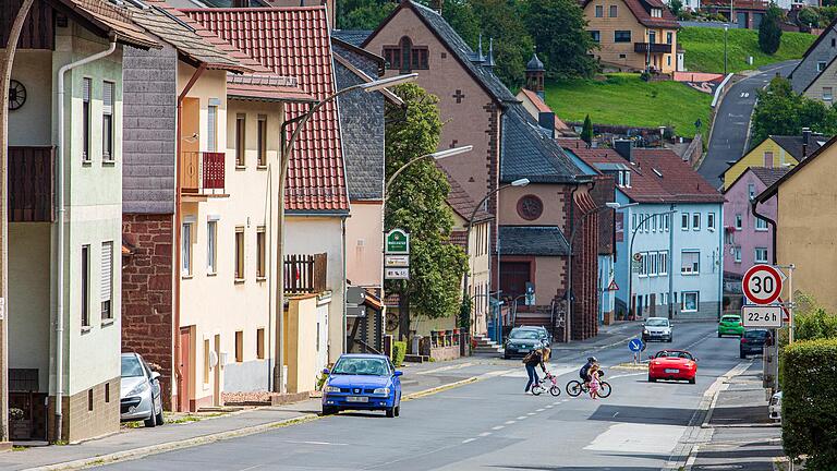 Das Aufstellen von zwei bis drei stationären Geschwindigkeitsmessanlagen in der Rechtenbacher Ortsdurchfahrt soll geprüft werden.