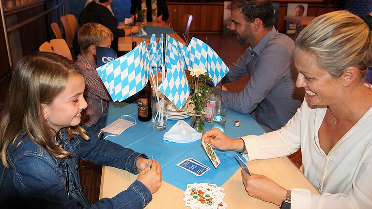 Familie Zeißner aus Waigolshausen vertreibt sich die lange Wartezeit mit Kartenspielen.