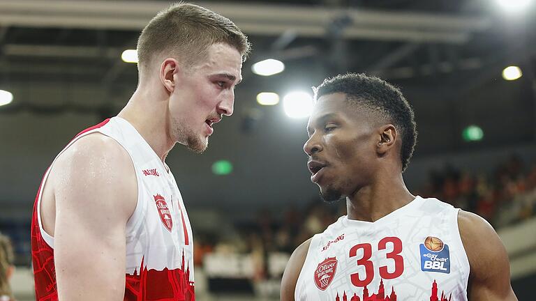 Die beiden Nachverpflichtungen der Baskets: Tomasz Gielo (links) erzielte in Heidelberg gleich mal 19 Punkte, und Spielmacher Kerron Johnson hat noch ordentlich Abstimmungsbedarf mit den Kollegen.