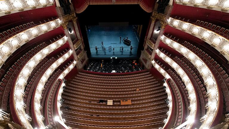 Volle Kneipen, leere Theater? Die Kritik an der Ungleichbehandlung von Kultur und Gastronomie wird immer lauter. Im Bild die&nbsp;Bayerische Staatsoper in München.