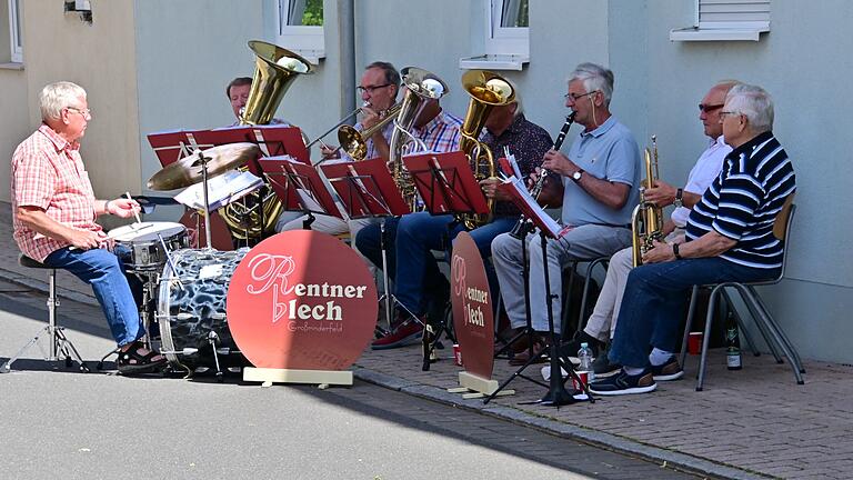 Mit viel Musik, wie hier 'Rentnerblech', wurde beim Besuch der Kommission zum Landesentscheid 'Unser Dorf hat Zukunft' gepunktet.