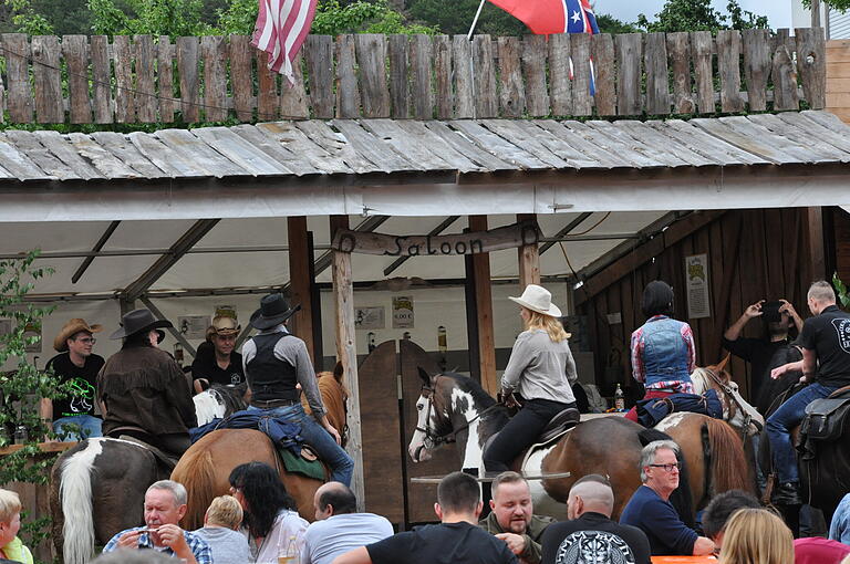 Ritt zum Saloon beim Countryfest in Eichelsdorf (Archivbild). Ritt zum Saloon beim Countryfest in Eichelsdorf (Archivbild).