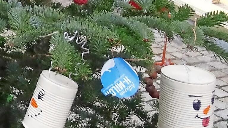 Freche Schneemanngesichter auf Blechdosen dienen als kreativer Schmuck. - Freche Schneemanngesichter auf Blechdosen dienen als kreativer Schmuck. Freche Schneemanngesichter auf Blechdosen dienen als kreativer Schmuck. - Freche Schneemanngesichter auf Blechdosen dienen als kreativer Schmuck.
