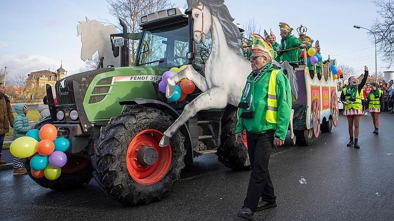 Wie hier 2023 läuft auch dieses Jahr der Ochsenfurter Faschingszug wieder durch die Altstadt. Wie hier 2023 läuft auch dieses Jahr der Ochsenfurter Faschingszug wieder durch die Altstadt.