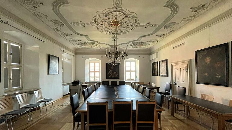 Sehr genau unter die Lupe genommen hat die Rechnungsprüfung die Einnahmen und Ausgaben der Stadt. Selbst vor den Kosten des Stadtrates machte sie nicht halt. Im Bild der Sitzungssaal im Alten Rathaus in Gerolzhofen.
