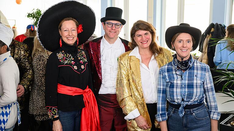 Sie wollen Würzburgs Oberbürgermeister oder Oberbürgermeisterin werden: (von links) Eva von Vietinghoff-Scheel (SPD), Martin Heilig (Grüne), Claudia Stamm (frei) und Judith Roth-Jörg (CSU). Sie wollen Würzburgs Oberbürgermeister oder Oberbürgermeisterin werden: (von links) Eva von Vietinghoff-Scheel (SPD), Martin Heilig (Grüne), Claudia Stamm (frei) und Judith Roth-Jörg (CSU).