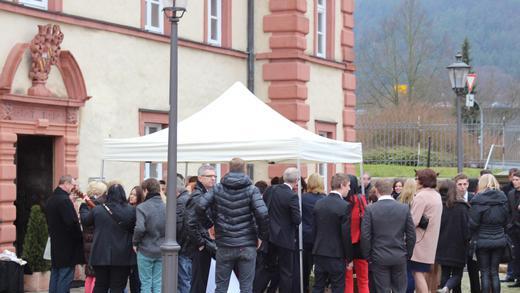 Hochzeit Nicolai Müller       -  Der aus Wernfeld stammende Bundesligafußballer Nico Müller von Mainz 05 heiratete standesamtlich im Gemündener Huttenschloss seine langjährige Freundin Jessica Melev.
